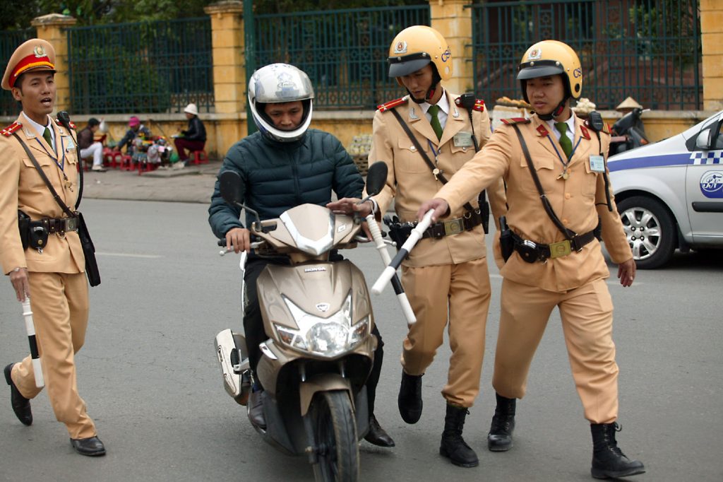 Công an chặn xe